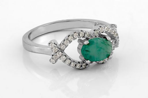 Серебряное кольцо с изумрудом и фианитами 61640 купить в магазине Самоцветы мира