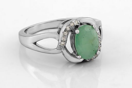 Серебряное кольцо с изумрудом и фианитами 61642 купить в магазине Самоцветы мира