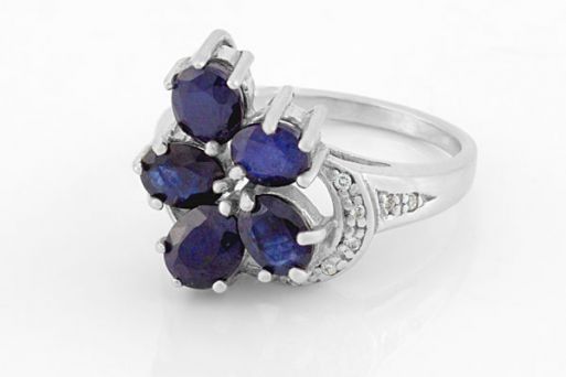 Серебряное кольцо с сапфиром и фианитами 61657 купить в магазине Самоцветы мира