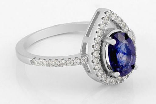 Серебряное кольцо с сапфиром и фианитами 61665 купить в магазине Самоцветы мира