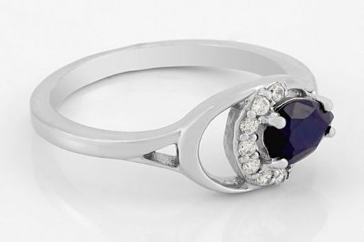 Серебряное кольцо с сапфиром и фианитами 61670 купить в магазине Самоцветы мира