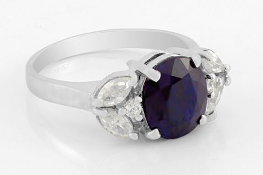 Серебряное кольцо с сапфиром и фианитами 61683 купить в магазине Самоцветы мира
