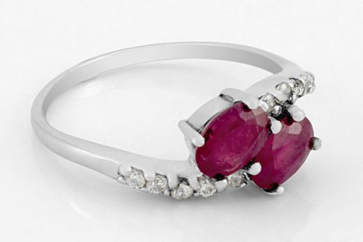 Серебряное кольцо с рубином и фианитами 61699 купить в магазине Самоцветы мира