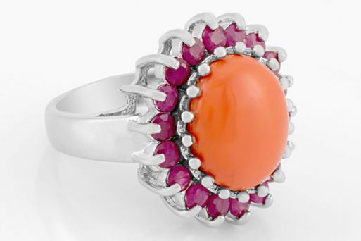 Серебряное кольцо с кораллом и рубином 61713 купить в магазине Самоцветы мира
