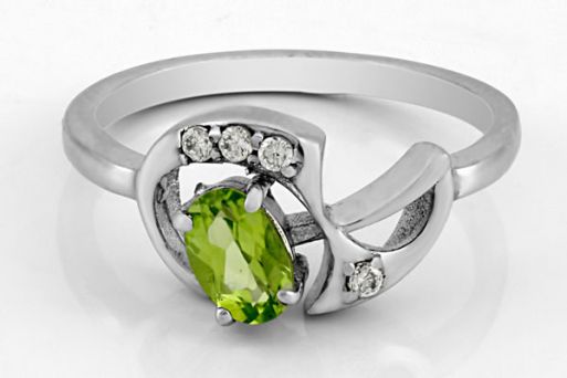 Серебряное кольцо с хризолитом и фианитами 61730 купить в магазине Самоцветы мира