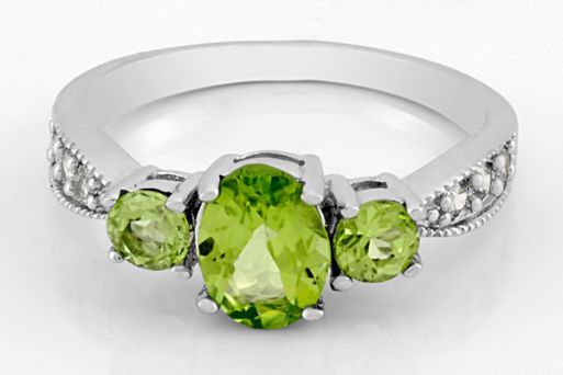 Серебряное кольцо с хризолитом и фианитами 61736 купить в магазине Самоцветы мира