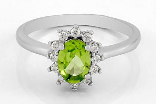 Серебряное кольцо с хризолитом и фианитами 61739 купить в магазине Самоцветы мира