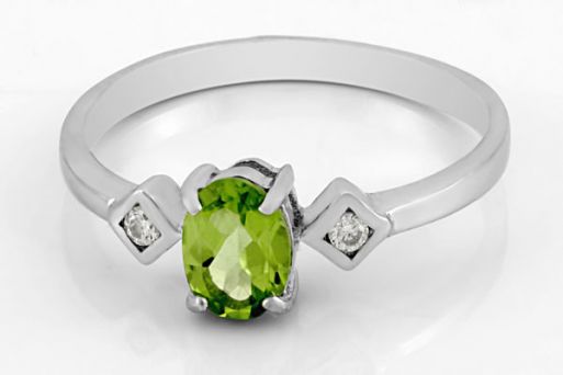 Серебряное кольцо с хризолитом и фианитами 61740 купить в магазине Самоцветы мира
