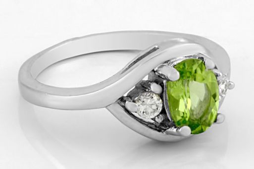 Серебряное кольцо с хризолитом и фианитами 61743 купить в магазине Самоцветы мира