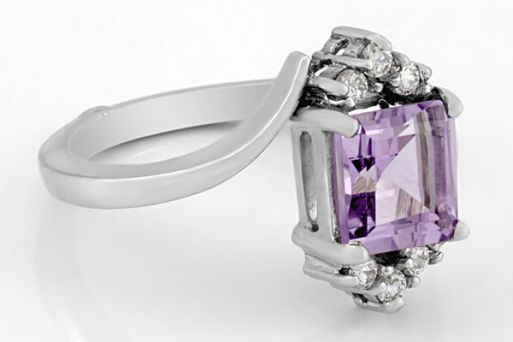 Серебряное кольцо с аметистом и фианитами 62105 купить в магазине Самоцветы мира