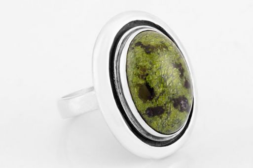 Серебряное кольцо с змеевиком 62118 купить в магазине Самоцветы мира