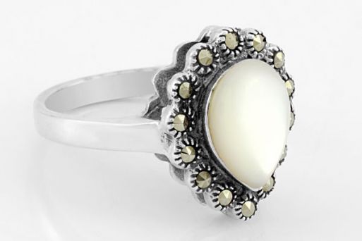 Серебряное кольцо с перламутром 62167 купить в магазине Самоцветы мира