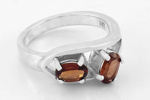Серебряное кольцо с гранатом 62717 купить в магазине Самоцветы мира