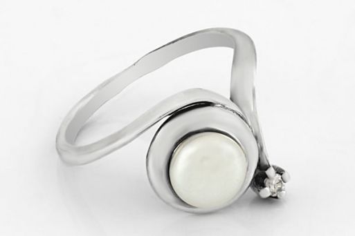 Серебряное кольцо с жемчугом 63142 купить в магазине Самоцветы мира