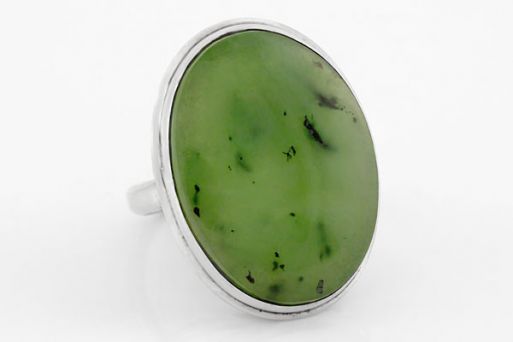 Серебряное кольцо с нефритом 63338 купить в магазине Самоцветы мира
