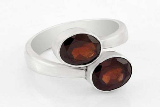 Серебряное кольцо с гранатом 63352 купить в магазине Самоцветы мира