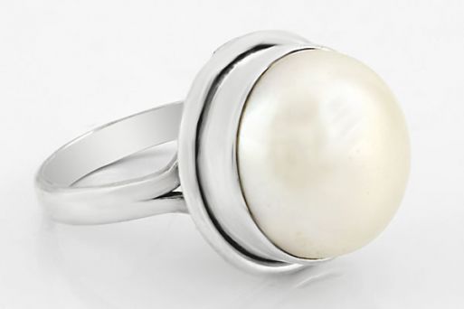 Серебряное кольцо с жемчугом 63420 купить в магазине Самоцветы мира