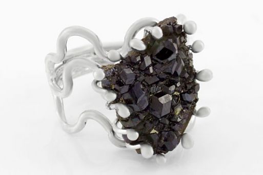 Серебряное кольцо с гранатом 63629 купить в магазине Самоцветы мира