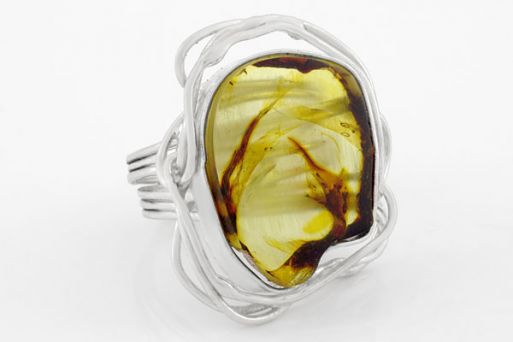 Серебряное кольцо с янтарём 63638 купить в магазине Самоцветы мира