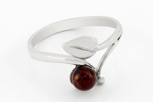 Серебряное кольцо с янтарём 63960 купить в магазине Самоцветы мира