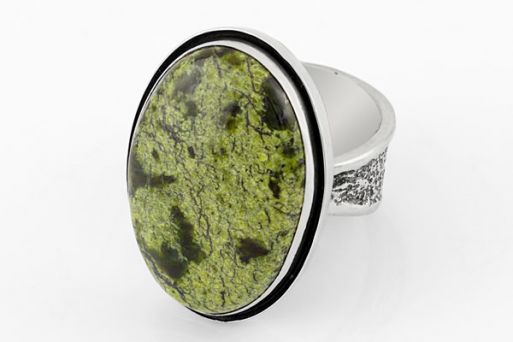 Мельхиоровое кольцо с змеевиком 64009 купить в магазине Самоцветы мира