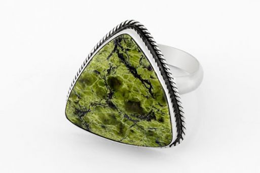 Мельхиоровое кольцо с змеевиком 64012 купить в магазине Самоцветы мира