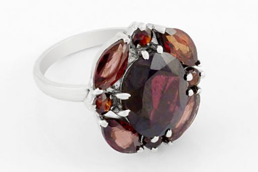 Серебряное кольцо с гранатом 64162 купить в магазине Самоцветы мира