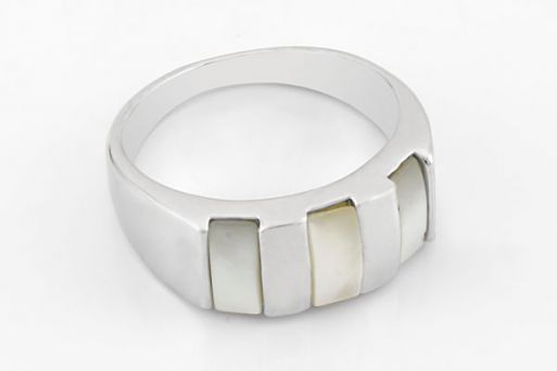 Серебряное кольцо с перламутром 64515 купить в магазине Самоцветы мира