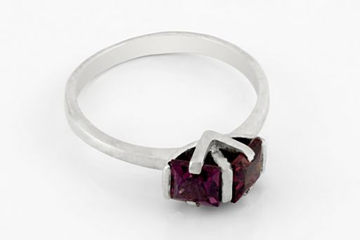 Серебряное кольцо с гранатом 64979 купить в магазине Самоцветы мира