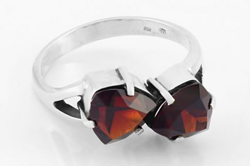 Серебряное кольцо с гранатом 65388 купить в магазине Самоцветы мира
