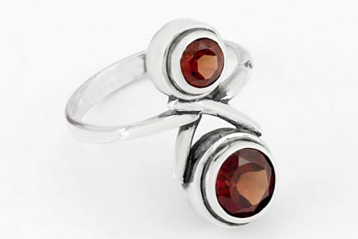 Серебряное кольцо с гранатом 65409 купить в магазине Самоцветы мира