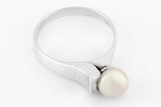 Серебряное кольцо с жемчугом 65423 купить в магазине Самоцветы мира