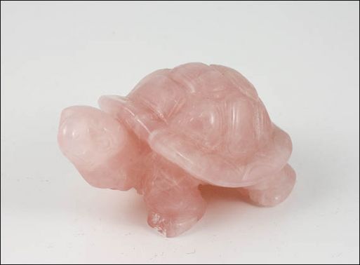 Фигурка из розового кварца черепаха 80х50х40 мм./Самоцветы мира/
