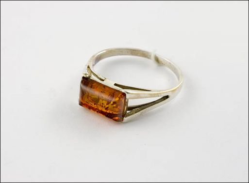 Кольцо из мельхиора с янтарём гусеница купить в магазине Самоцветы мира
