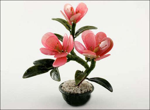 Бонсай из оникса и змеевика 3 красных цветка купить в магазине Самоцветы мира