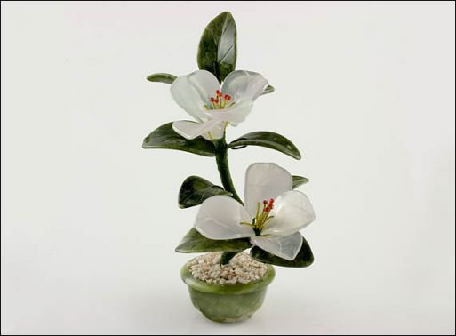 Бонсай из оникса и змеевика 2 белых цветка купить в магазине Самоцветы мира