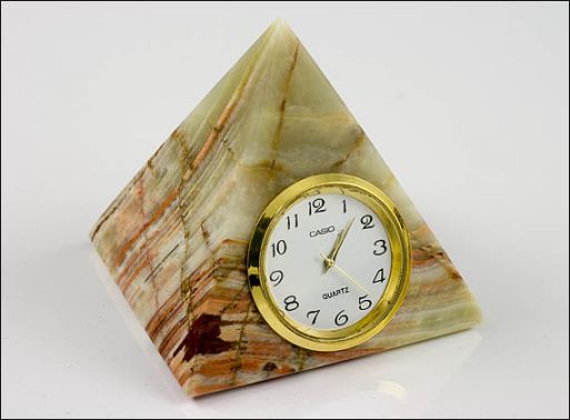 Часы из оникса пирамида 50х50 мм./Самоцветы мира/