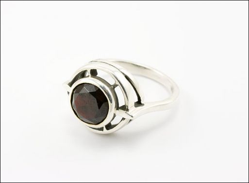 Серебряное кольцо с гранатом 17885 купить в магазине Самоцветы мира