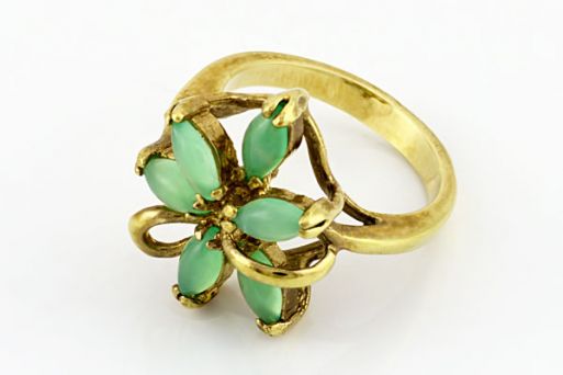 Позолоченное кольцо из сплава с хризопразом 18692 купить в магазине Самоцветы мира