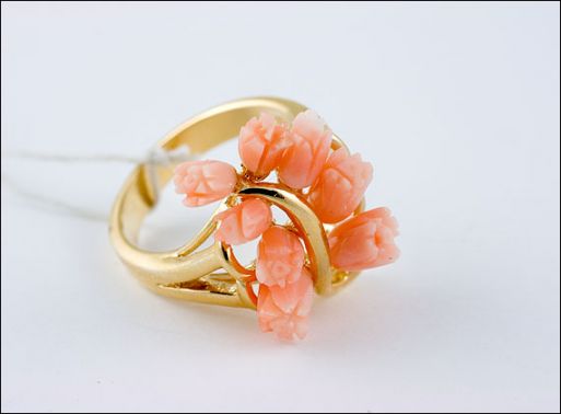 Позолоченное кольцо из сплава с кораллом 19132 купить в магазине Самоцветы мира