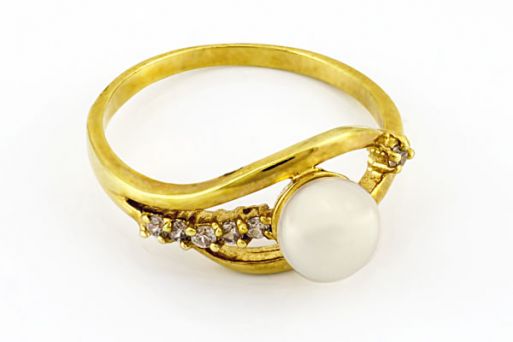 Позолоченное кольцо из сплава с жемчугом 19832 купить в магазине Самоцветы мира