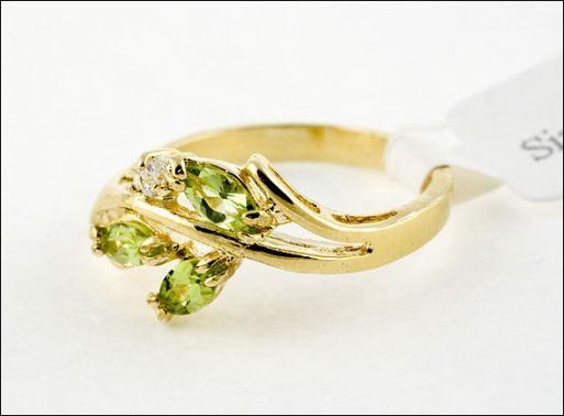 Позолоченное кольцо из мельхиора с хризолитом 19992 купить в магазине Самоцветы мира