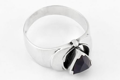Серебряное кольцо с гранатом 21132 купить в магазине Самоцветы мира