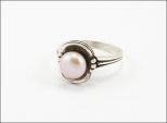 Кольцо из серебра с жемчугом розовым Цветок шар 8 мм 23010