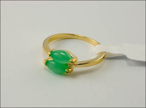 Позолоченное кольцо из сплава с хризопразом 23370 купить в магазине Самоцветы мира