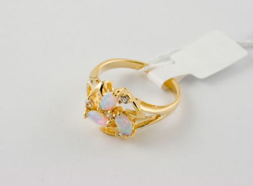 Позолоченное кольцо из мельхиора с опалом и фианитами 23411 купить в магазине Самоцветы мира