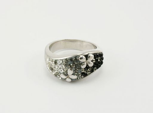 Серебряное кольцо с Кристаллами Swarovski 24377 купить в магазине Самоцветы мира