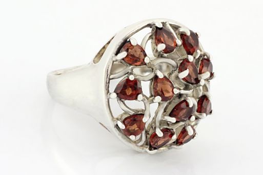 Серебряное кольцо с гранатом 25184 купить в магазине Самоцветы мира