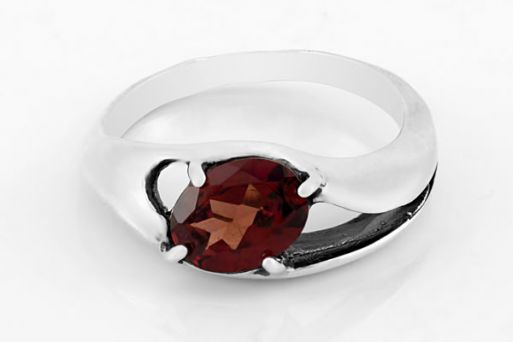 Серебряное кольцо с гранатом 2588 купить в магазине Самоцветы мира