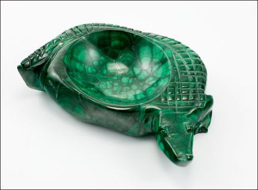 Малахитовый сувенир подставка под шар крокодил 26470 купить в магазине Самоцветы мира